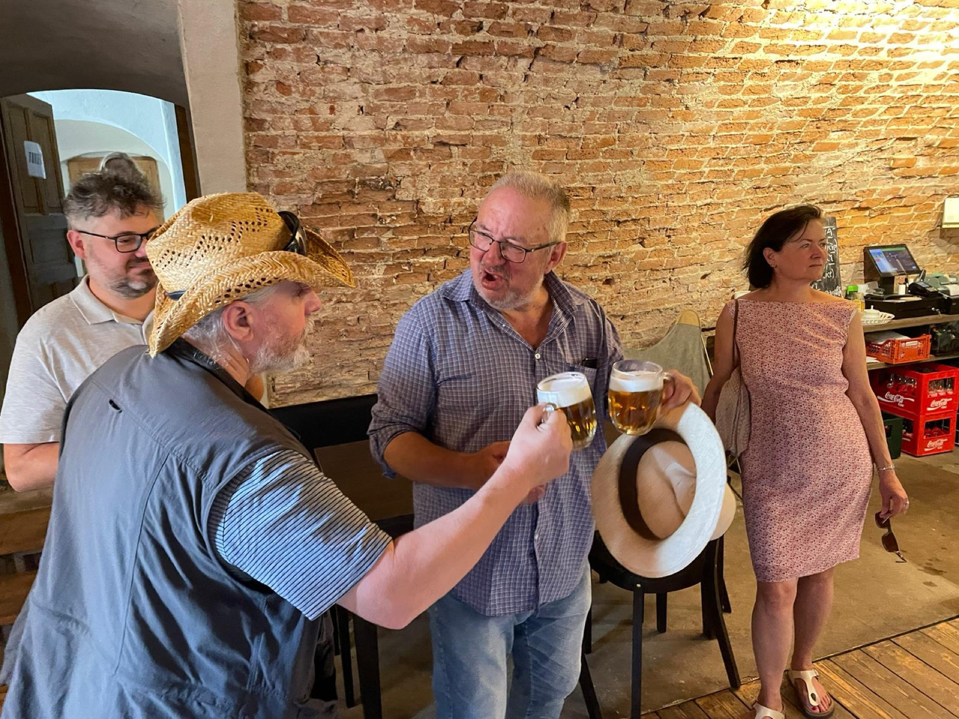 Přípitek cestou U Věže, kam se sochaři mohou chodit zchladit