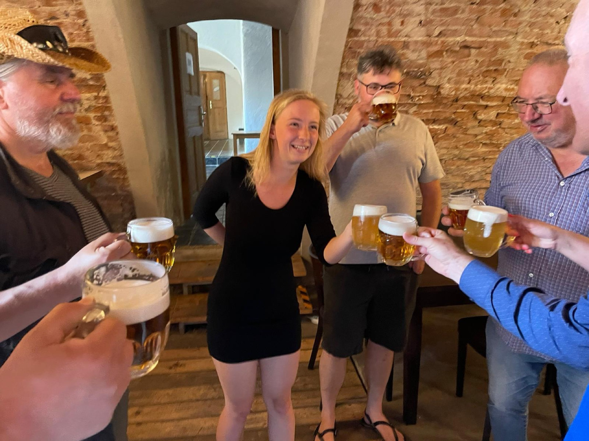 Přípitek cestou U Věže, kam se sochaři mohou chodit zchladit