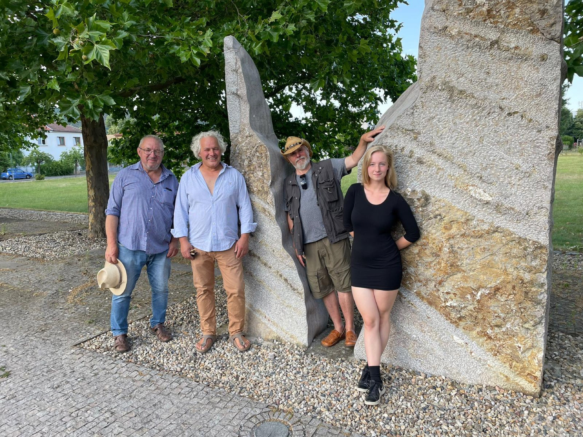 Foto u sochy Příběh (Petr Váňa, 2003)